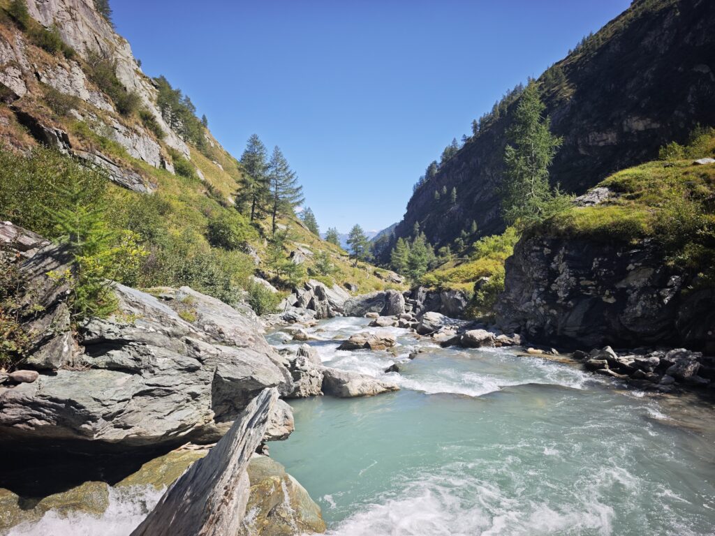 Oberhalb der Umbalfälle wird das Umbaltal sonnig und hochalpin