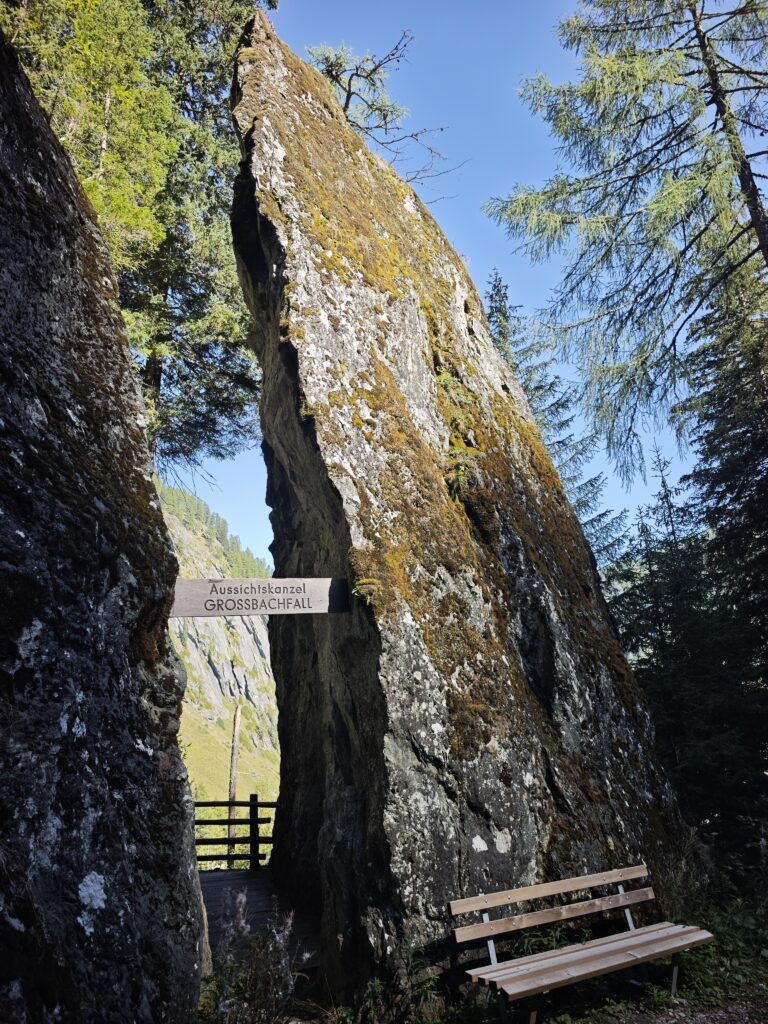 Der gespaltene Stein ist der Zugang zum Großbachfall Aussichtspunkt