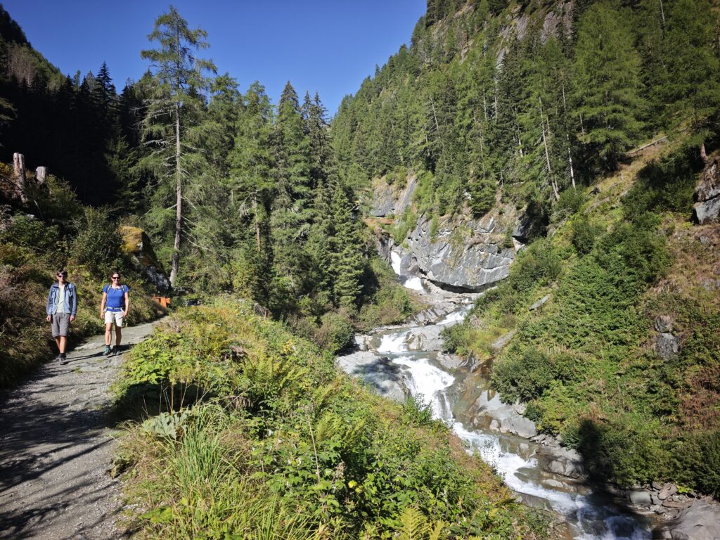 Am Eingang der Umbalfälle