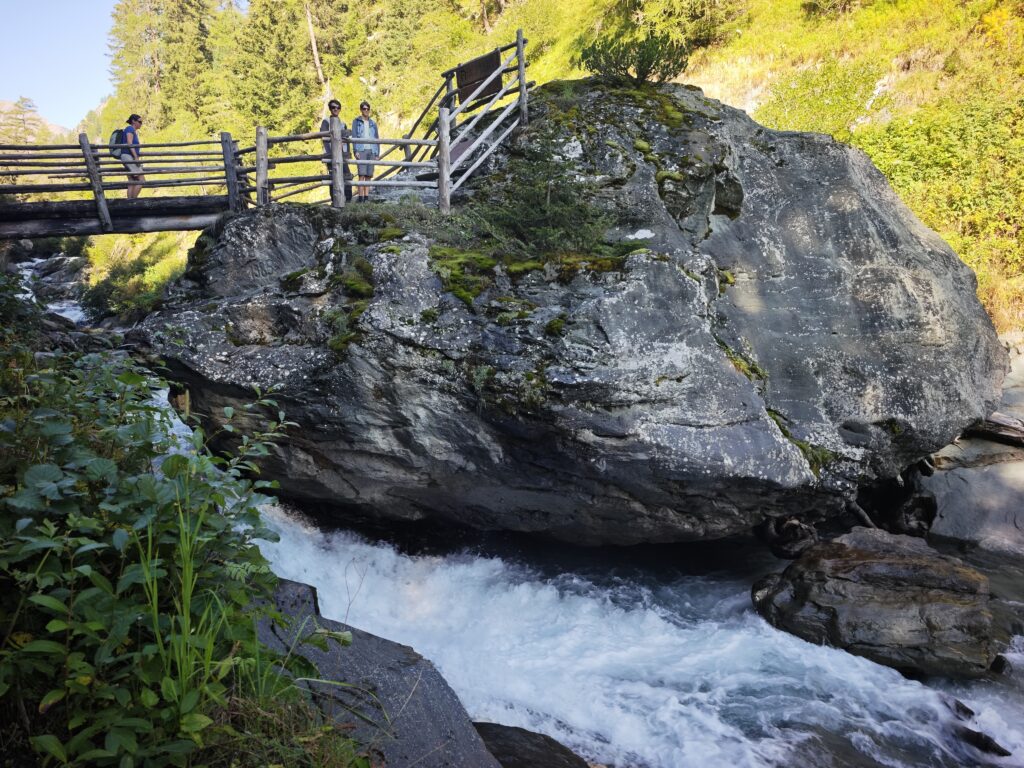 Die Kraft der Umbalfälle versetzt tonnenschwere Felsen