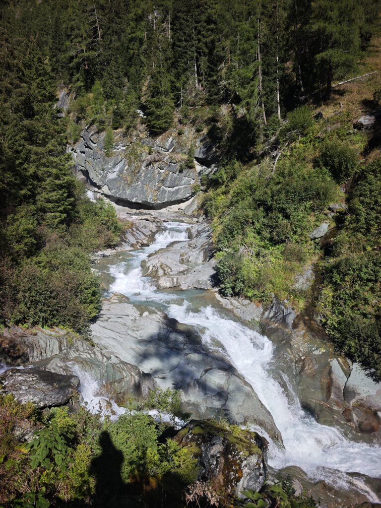 Auf der Umbalfälle Wanderung kommst du direkt ans Wasser - die Größe des Spektakels lässt sich gar nicht fotografieren