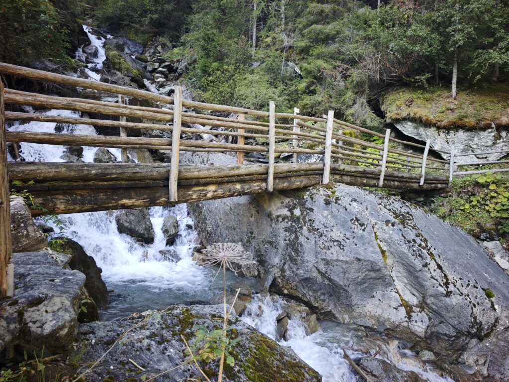 Diese Brücke der Umbalfälle Wanderung quert den Großbachfall - von hier hast du diesen Ausblick: