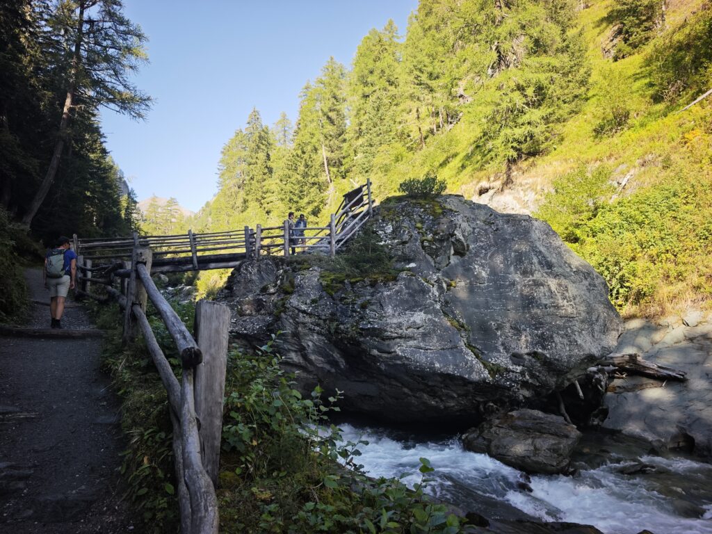 Die Wanderung entlang der Umbalfälle führt auf den riesigen Felsen hinauf